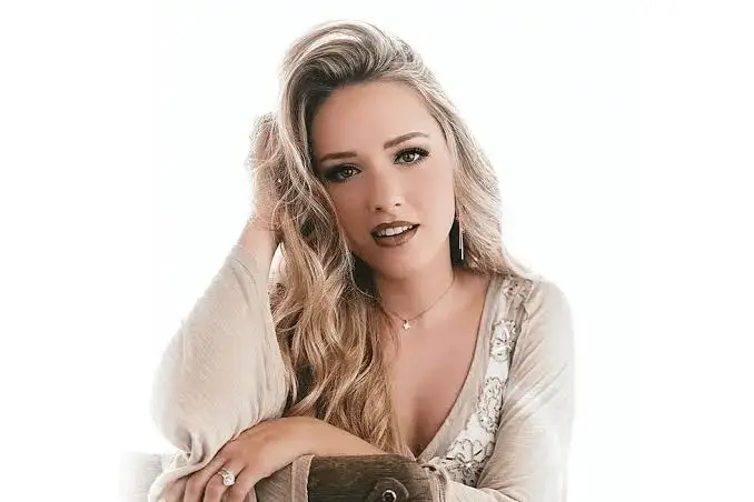 Emily Ann Roberts Biography And 5 Inspiring Facts About Her Rise 2 Emily Ann Roberts Biography